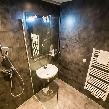 Basekamp Mountain Budget Hotel